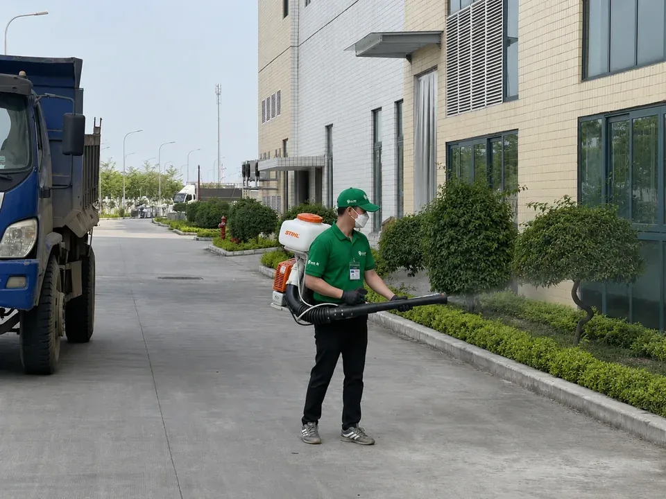 Kỹ thuật viên NOVAPEST phun ULV tại khu vực ngoài nhà