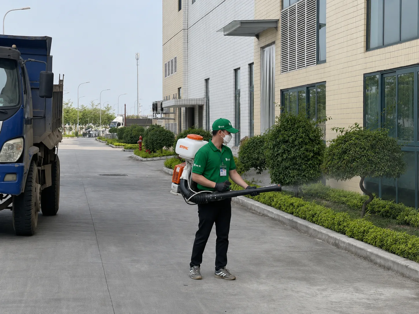 Kỹ thuật viên phun ULV tại khuôn viên nhà máy