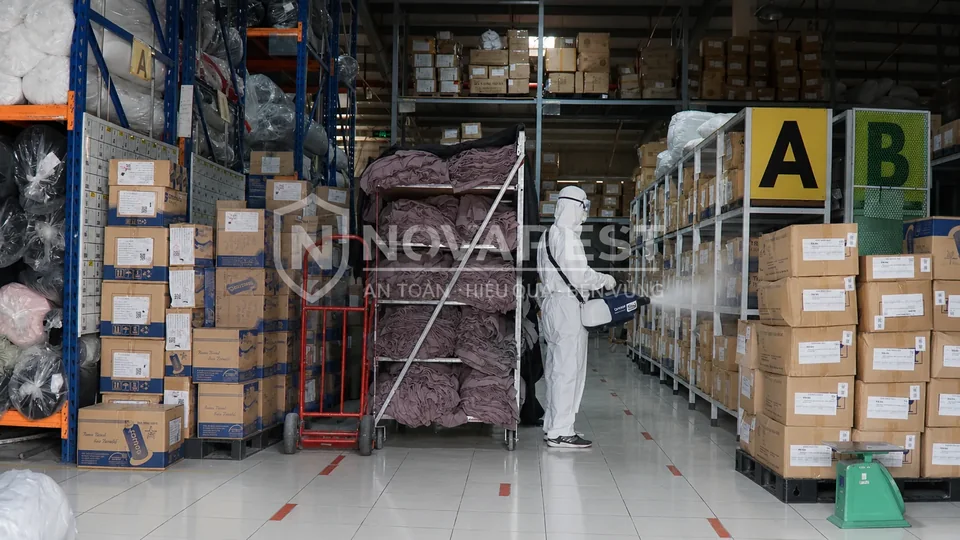 Kỹ thuật viên NOVAPEST triển khai kiểm soát tại Kho & Logistics
