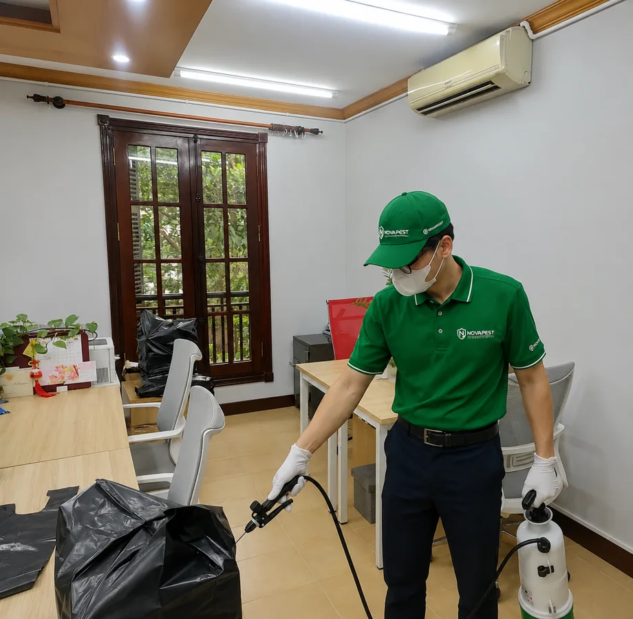 Kỹ thuật viên NOVAPEST xử lý côn trùng trong không gian phòng