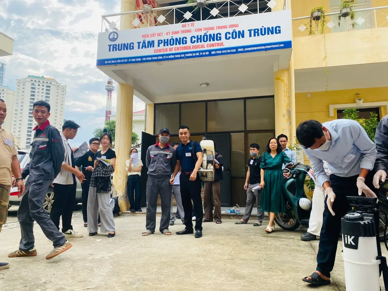 Hình ảnh kỹ thuật viên thực hành tại trung tâm kiểm soát côn trùng